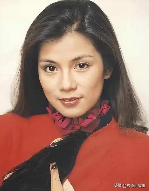 玄奇讲故事:85年“俏黄蓉”翁美玲突然离世,20年后法医爆料秘闻:当时不敢说。这事儿我也是最近才听说的,当时看到这个消息的时候,心里那个震惊啊,简直跟被雷劈了一样。翁美玲那可是我小时候的偶像,她演的黄蓉,那叫一个灵动俏皮,活灵活现,简直就是我心里的“白月光”。结果呢,她居然这么早就离开了我们,而且还有这么多秘闻没被曝光。翁美玲当年在《射雕英雄传》里的表现,那真是绝了。她把黄蓉那种古灵精怪、机智伶俐...