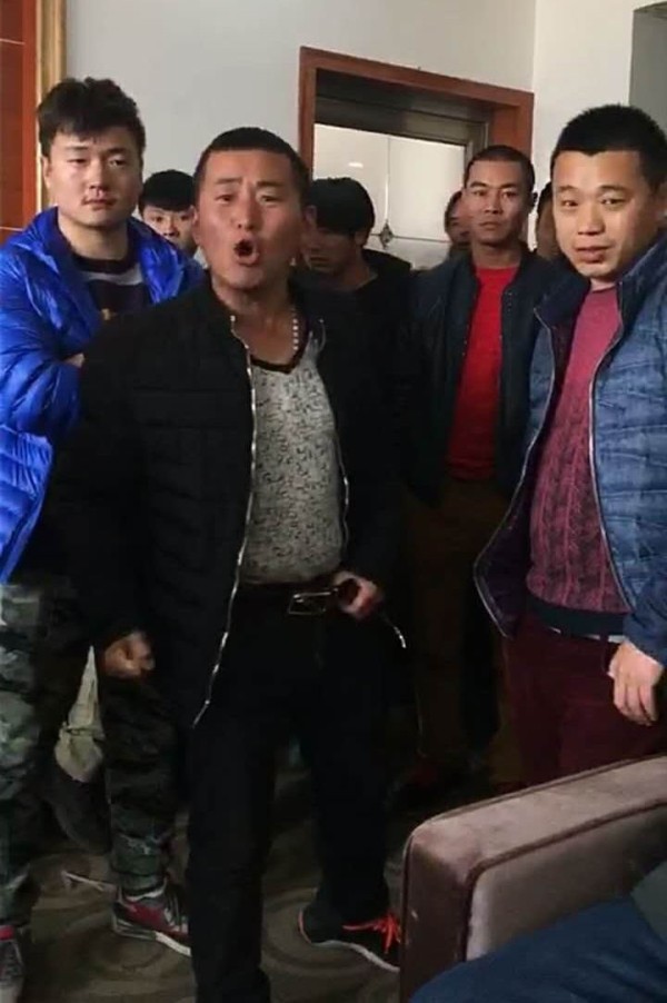 被困剧组工作人员在召开会议，一名工作人员喊道：“给钱，不给钱就跳楼了！”