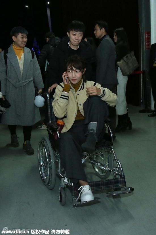 白百何坐轮椅现身 盘点受伤不停工的女星