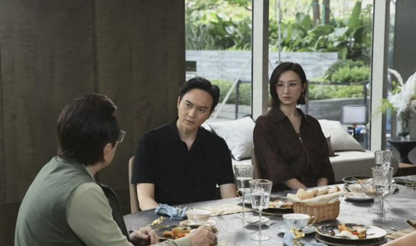 TVB当红花旦新剧停工!国外探亲获弟弟接机,男方被指撞脸窦骁