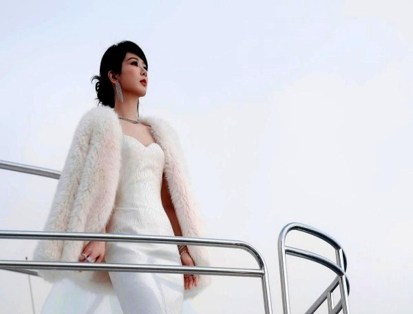 赛场逐风客：杨紫那件“环保貂”，根本不是羽绒服广告。
是娱乐圈新一轮“防御性公关”的标准战役。
你刷到的每一个“不经意”的材质解释，背后都有一份舆情风险清单。
团队用excel表拉出未来三个月的舆论雷区：动保话题升温、某品牌皮革争议、网友道德审查…...然后，把“环保材质”提前缝进明星的公开行程。
关晓彤的“素皮”手袋，鹿晗的“再生纤维”卫衣，都是同一套战术。
这不再是时尚选择，而是风险对冲。
大...