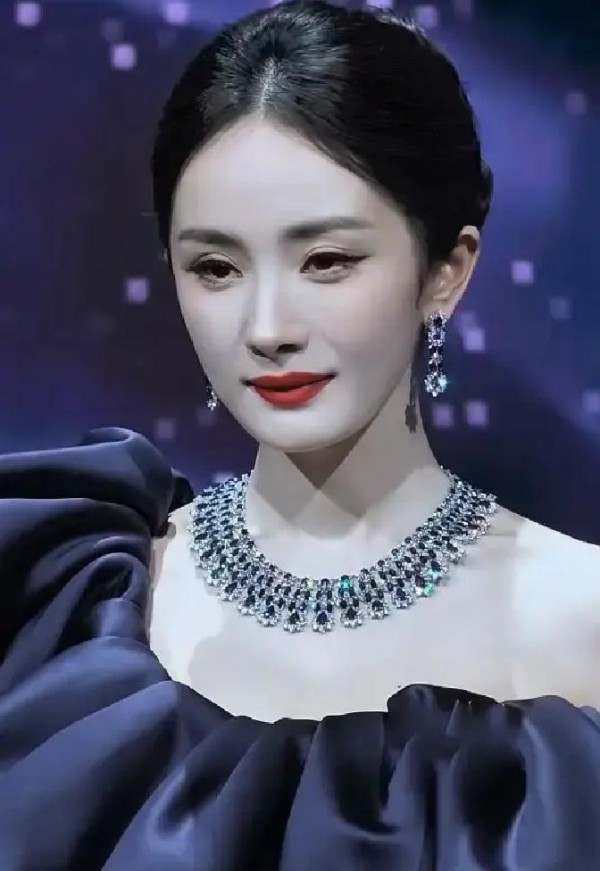 杨幂魏大勋同场零互动！红毯C位背后藏玄机，谁留意他眼神躲闪？