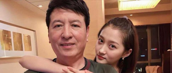 娱乐圈基因王者，这几位女星的爸爸年轻时帅气惊人，张予曦父女精致五官成羡慕焦点，徐璐杨超越等同样遗传了无敌好基因