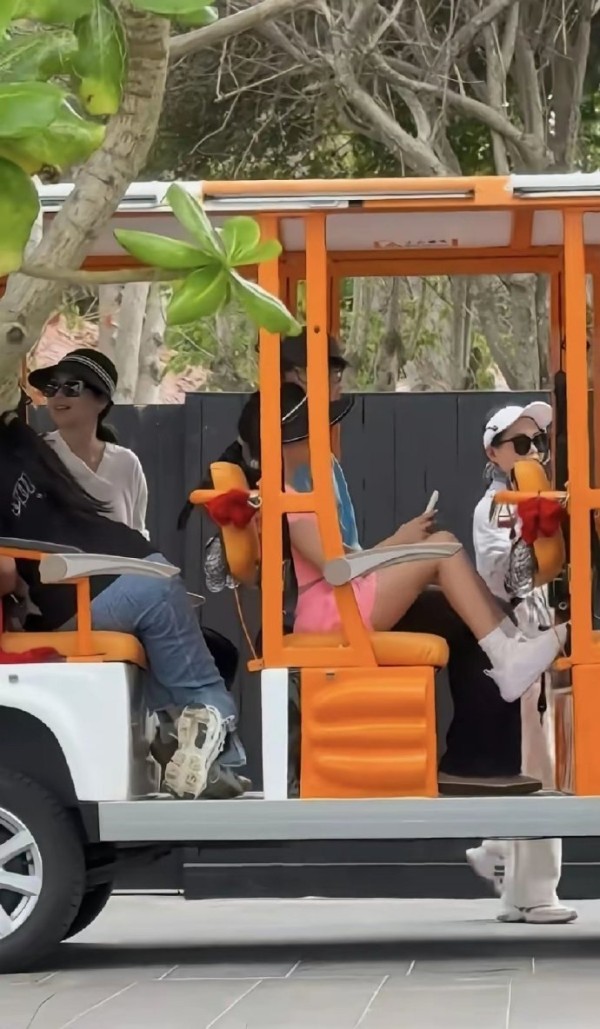 章子怡春节携全家三亚旅游，10岁醒醒皮肤黝黑，越长越像爸爸汪峰