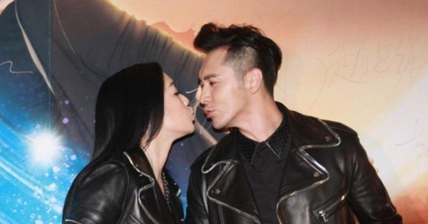 伊能静的儿子抱刘亦菲的姿势让人尴尬难以接受，平时母子关系没多亲密，却突然亲昵互动引发网友热议