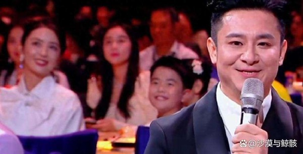 佟丽娅温柔护娃现场细节曝光，母子互动暖心瞬间让人泪目