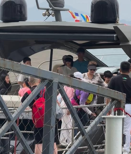 章子怡带儿女和娘家人三亚度假！与侄子罕见同框，姑侄俩同框好亲密，185cm侄子撞脸王一博抢镜