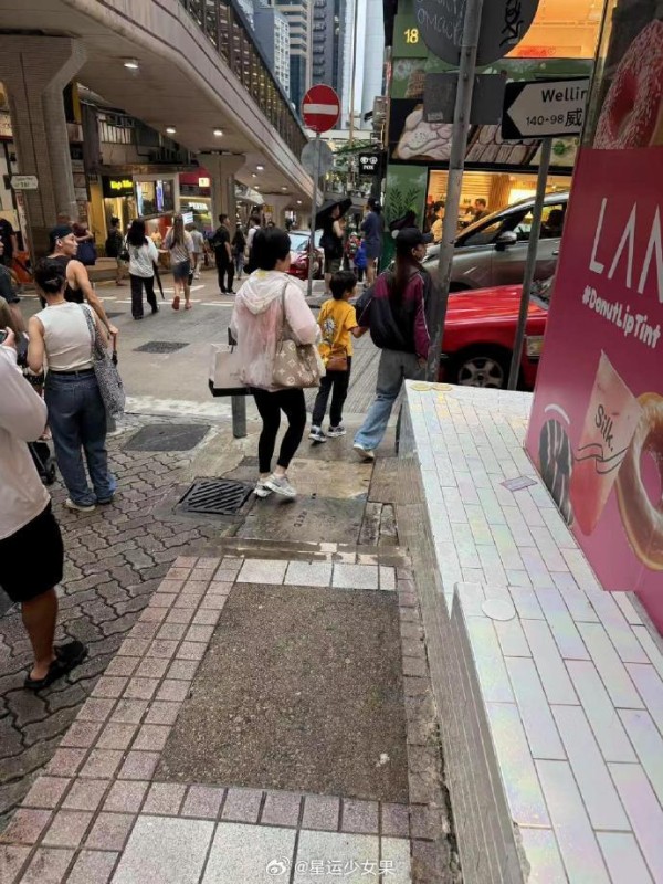 Angelababy带儿子小海绵现身香港中环，母子互动温馨