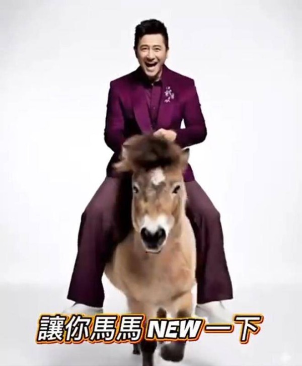 庾澄庆和儿子扮生肖拜年，被恩利吐槽：老爸的幽默有点难懂