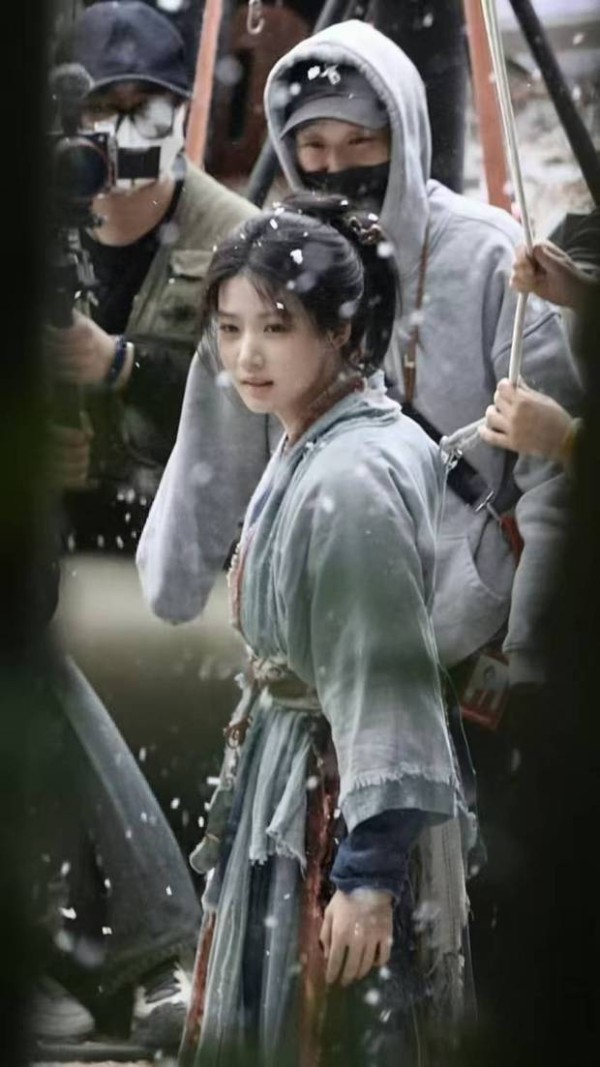 卢昱晓在雪中回眸，灵动清丽。