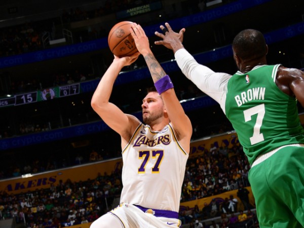 布朗MVP模拟投票仅第6！战绩更好却落后东契奇 老詹为对手叫屈