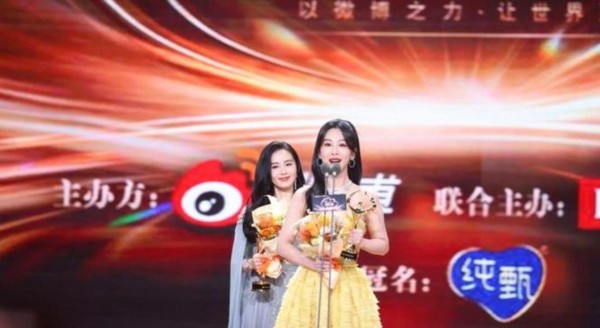 娱乐圈真友情杀疯了，刘诗诗突袭杨紫生日会温情满满，姐妹情深甜到内娱顶流级别