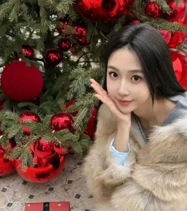 大龄男星钟情萝莉脸网红，背后是审美与流量的双重驱动