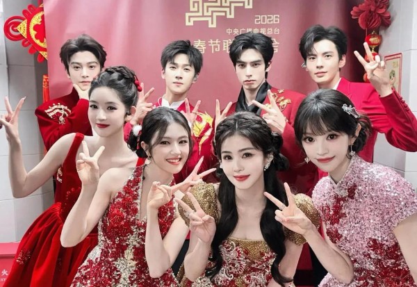 明星后台大曝光！15位顶流艺人春晚私密同框，网友：年味都被他们承包了！