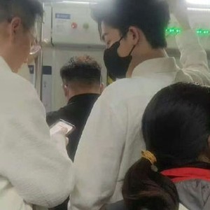 除了阮经天，还有哪些明星有过类似的“接地气”街头偶遇事件？