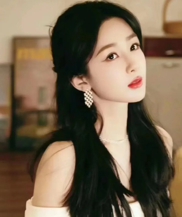 好事莲莲：如果杨紫塌房了，最惨的这三个人可就太揪心了：

1.杨紫的经纪人。经纪人一路陪着杨紫摸爬滚打，看着她从青涩小童星成长为如今的当红女演员，付出了太多心血呀。要是这时候塌房了，那之前多年的努力、精心的规划可就全都打了水漂，想想都让人惋惜不已呢。

2.成毅。他和杨紫合作过好几部剧，像《沉香如屑》里两人搭档演绎的爱恨纠葛可是赚足了观众的眼泪，剧中的情感拉扯、精彩对手戏让这部剧热度飙升。两人的搭...