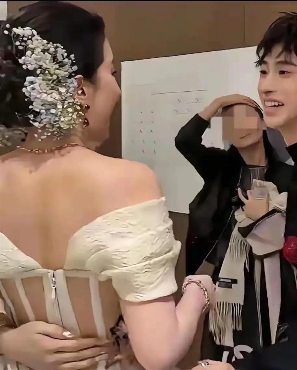 刘亦菲真实身材曝光，身上全是肉肉，这体型也是没谁了