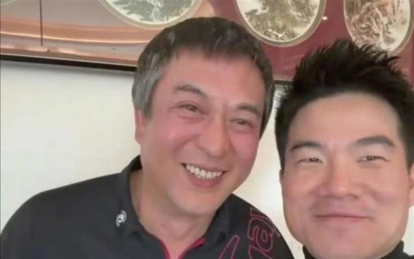 张嘉译近照曝光!整个人暴瘦头发全白,王海燕换新发型,像两代人