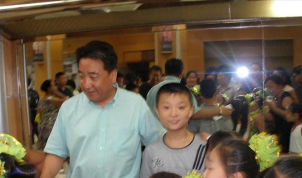 75岁姜昆最大的遗憾女儿46岁仍旧没有结婚,养子倒成了他的骄傲