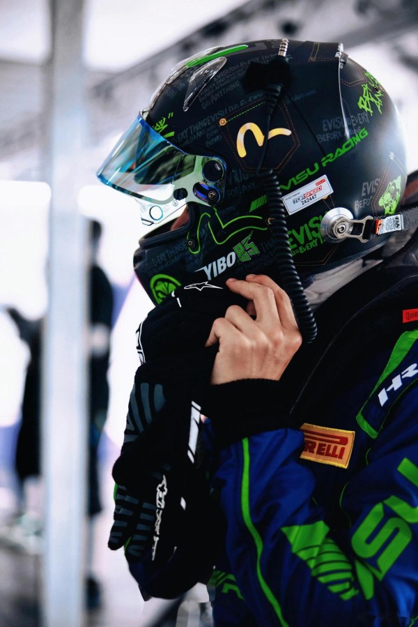 王一博的“外卷”破局：当偶像逃离内卷，Z世代为何疯狂买单？