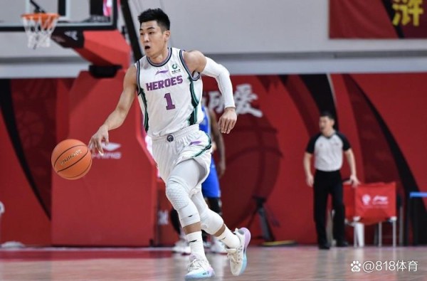 开心！山东队团建高诗岩进群给全队发大红包，贾诚拍了拍小高的屁股