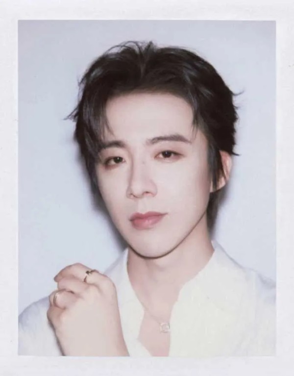 心灵树洞：刘宇宁祝绪丹双双发声，否认恋情传闻
 
近日，娱乐圈又掀起一阵风波，刘宇宁和祝绪丹被传陷入热恋，引发众多网友关注。
 
就在大家纷纷猜测这段恋情真假时，两人迅速做出回应。祝绪丹发文称“都是好朋友 别乱说”，刘宇宁也紧跟着表态“都好朋友。别闹了” ，简单直接地否认了恋情传闻。
 
其实，明星之间正常的互动很容易被过度解读。刘宇宁和祝绪丹或许只是关系较好的朋友，在工作和生活中有一些交集，但这...