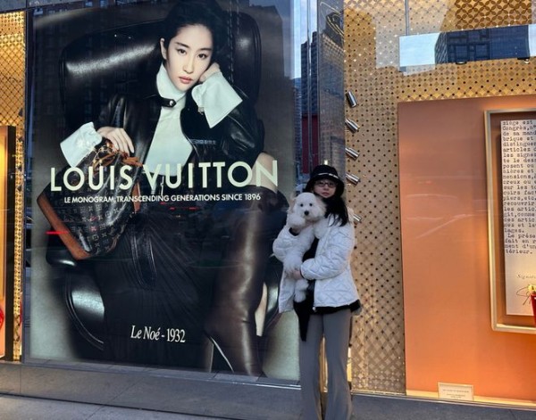 刘亦菲INS晒新照：抱着爱犬外出散步，素颜出镜气色佳！