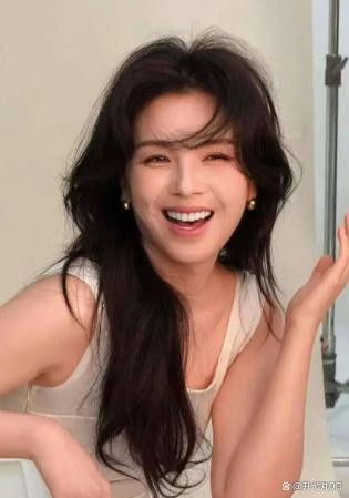 很多人都夸赞刘涛长相漂亮、格外惊艳，可当真正见到她完全不化妆的素颜状态时，你还会抱有当初的那种心动与欲望吗