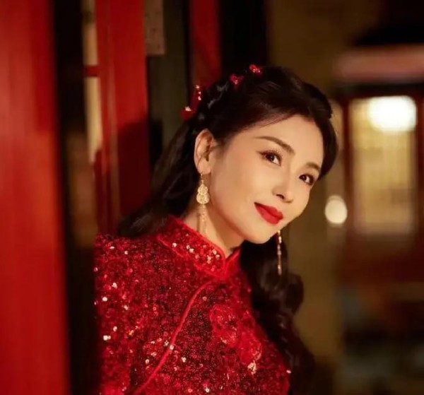 亮相央视春晚！才知48岁的刘涛，如今已走上另一条非演员新路了