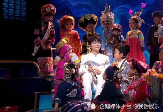 从周深春晚后台发红包，到王菲化妆师回应水滴耳环，再到王楚然春晚名场面热议，2026春晚好精彩