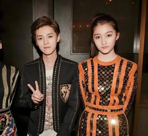 鹿晗同床照疑云！网红司晓迪曝猛料，关晓彤工作室连夜辟谣