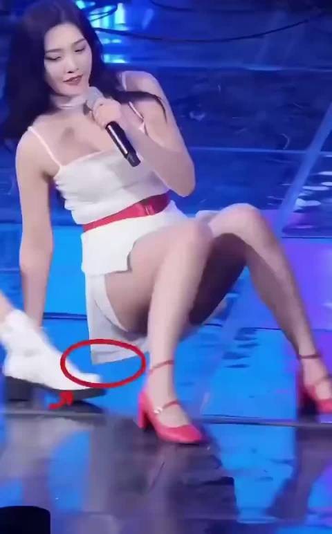 女明星为了防走光,也是拼了!