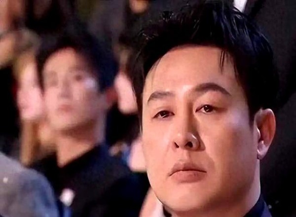 张颂文扔信事件内幕曝光！送信白衣女身份揭晓，包裹内容疑似警告