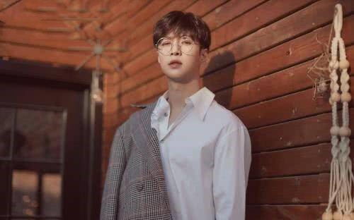 他们都是韩归艺人，有的在学演技，有的赚流量，而他却在做公益