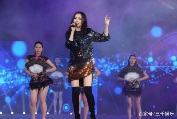 她被称为“转音歌姬”,07年的歌至今被人翻唱,奈何歌火人不火