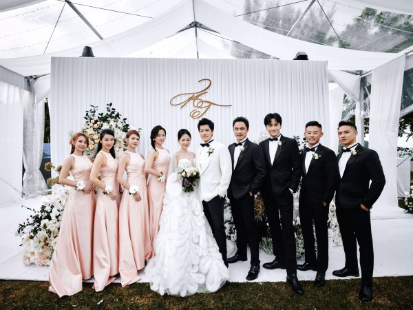 明星订婚宴穿帮？伴郎胸花被扒，七年深情人设崩塌