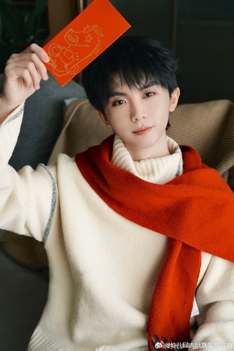 马嘉祺晒开工红包后，粉丝和路人的主要反响如何？