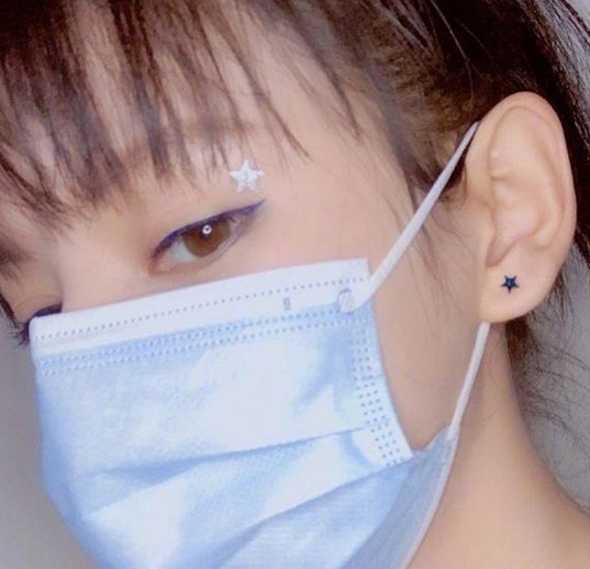 明星同款“口罩妆”，林心如清新灵动，李沁简约，关晓彤元气满满