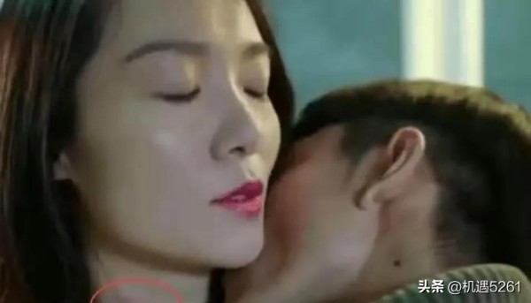 机遇5261：演员的职业道德，究竟该如何衡量？张一山在《春风十里不如你》中与齐溪的亲密戏份引发争议，有人批评他“没有职业道德”，也有人赞赏他“演得逼真”。这不禁让人思考，演员在诠释角色时，界限究竟在哪里？

张一山和齐溪在剧中饰演一对经历坎坷的姐弟恋情侣。为表现角色的投入和爱意，张一山在亲吻戏中伸出舌头，甚至在齐溪脖子上留下痕迹，还出现了生理反应。部分观众认为，这些行为超出了正常表演的范畴，是对合...