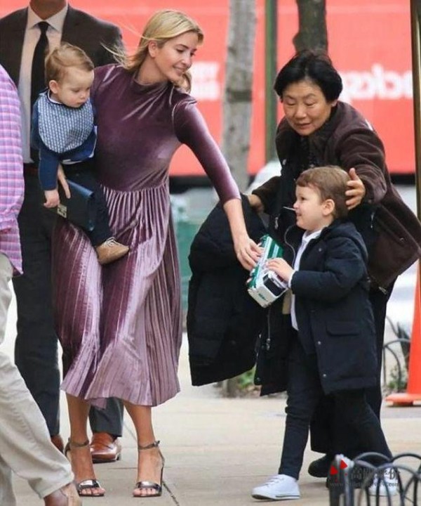 伊万卡真厉害！穿高跟鞋依旧选择单手抱孩子，还可以稳步下飞机！