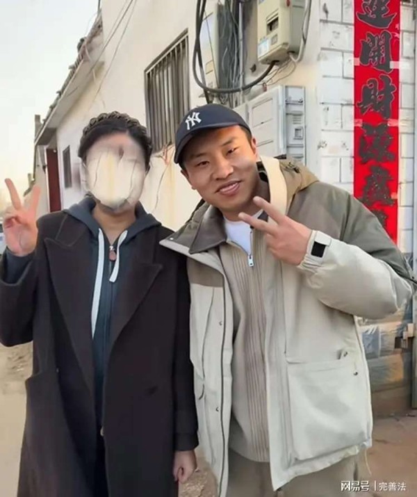 徐志胜回村过年被围拍！村口赶通告比红毯还忙，亲戚合影挤破头