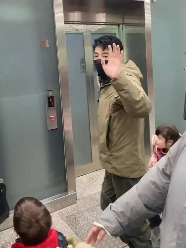 撒贝宁和家人返京复工，无明星架子送新年祝福，老婆李白长腿抢镜
