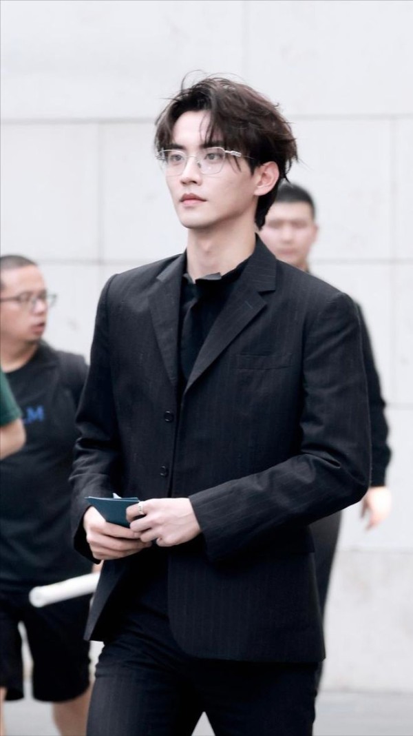 网传是陈道明亲戚？25岁陈鑫海出道5年资源逆天！父母是福建富豪