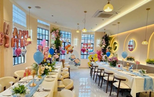 徐维妮不直播的时候都在干嘛,原来是去“好哥哥”的7周年庆随礼,揭秘她的私下生活轨迹