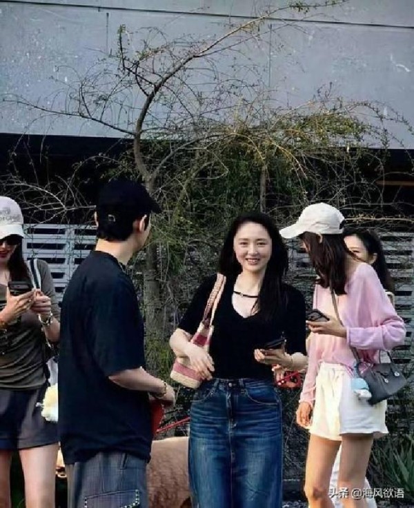 黄晓明在三亚被偶遇，和董璇佟丽娅一起合照超配合：明星私下真这么接地气？