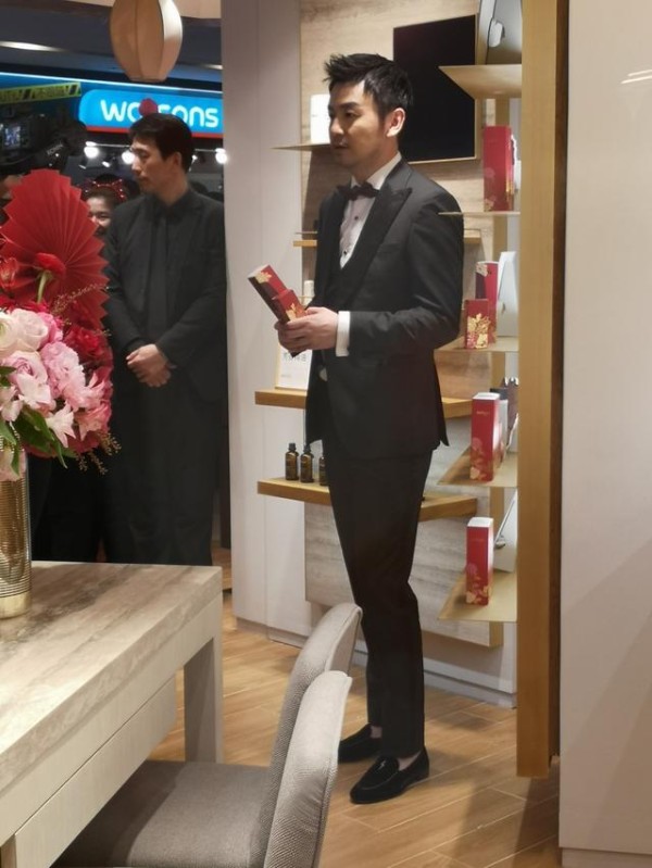 雷佳音出席活动被拍 近距离看看实力演员和偶像明星的差别有多大