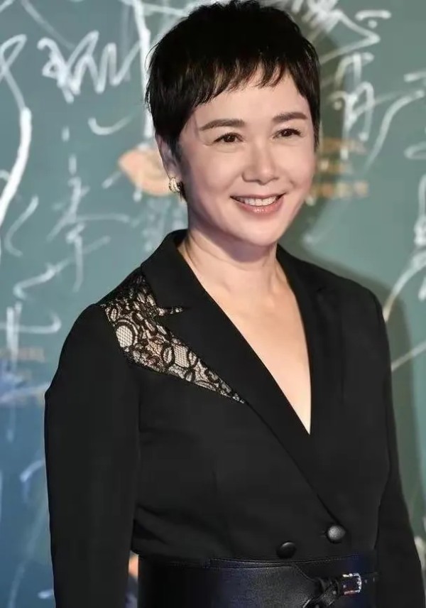 好哥们54582967:“包养门”事件升级!娱乐圈再次掀起风波,可谓是震惊了广大观众。据报道,著名演员蒋雯丽被曝与二位小鲜肉男星陷入了“包养”关系。这一消息引发了公众的广泛关注和热议。
这起事件再次揭示了圈内的不道德行为。他们指责蒋雯丽利用自己的社会地位和财富来获取年轻男星的青睐,践踏了家庭伦理和社会道德。这种行为在社会上会形成不良示范,对于广大青少年和观众来说,是对传统价值观的冲击。
这种所...