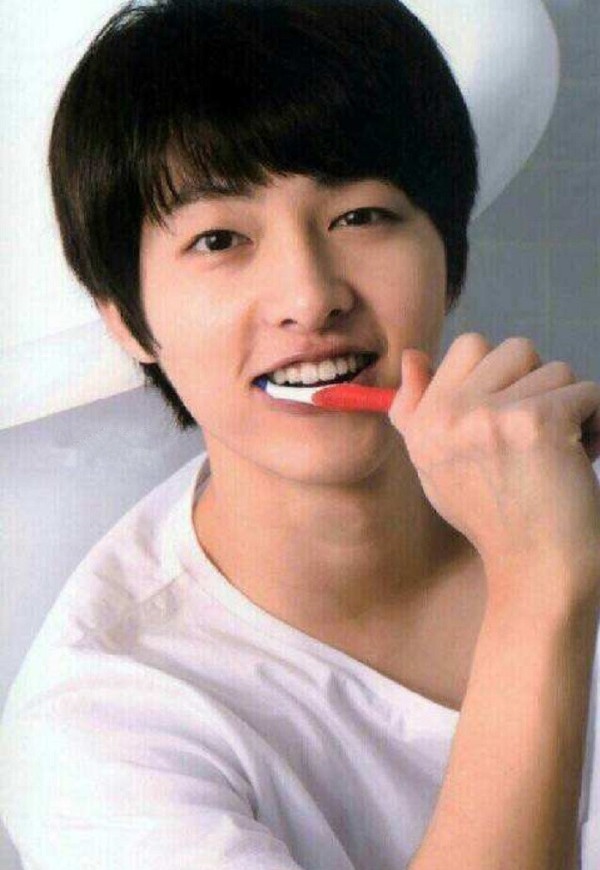 男明星的刷牙照:陈伟霆趴床上,蔡徐坤自拍,罗志祥满嘴都是牙膏