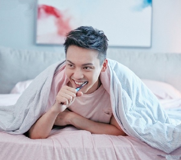 男明星的刷牙照:陈伟霆趴床上,蔡徐坤自拍,罗志祥满嘴都是牙膏
