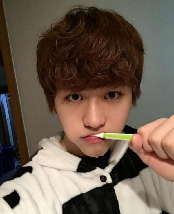 男明星的刷牙照:陈伟霆趴床上,蔡徐坤自拍,罗志祥满嘴都是牙膏